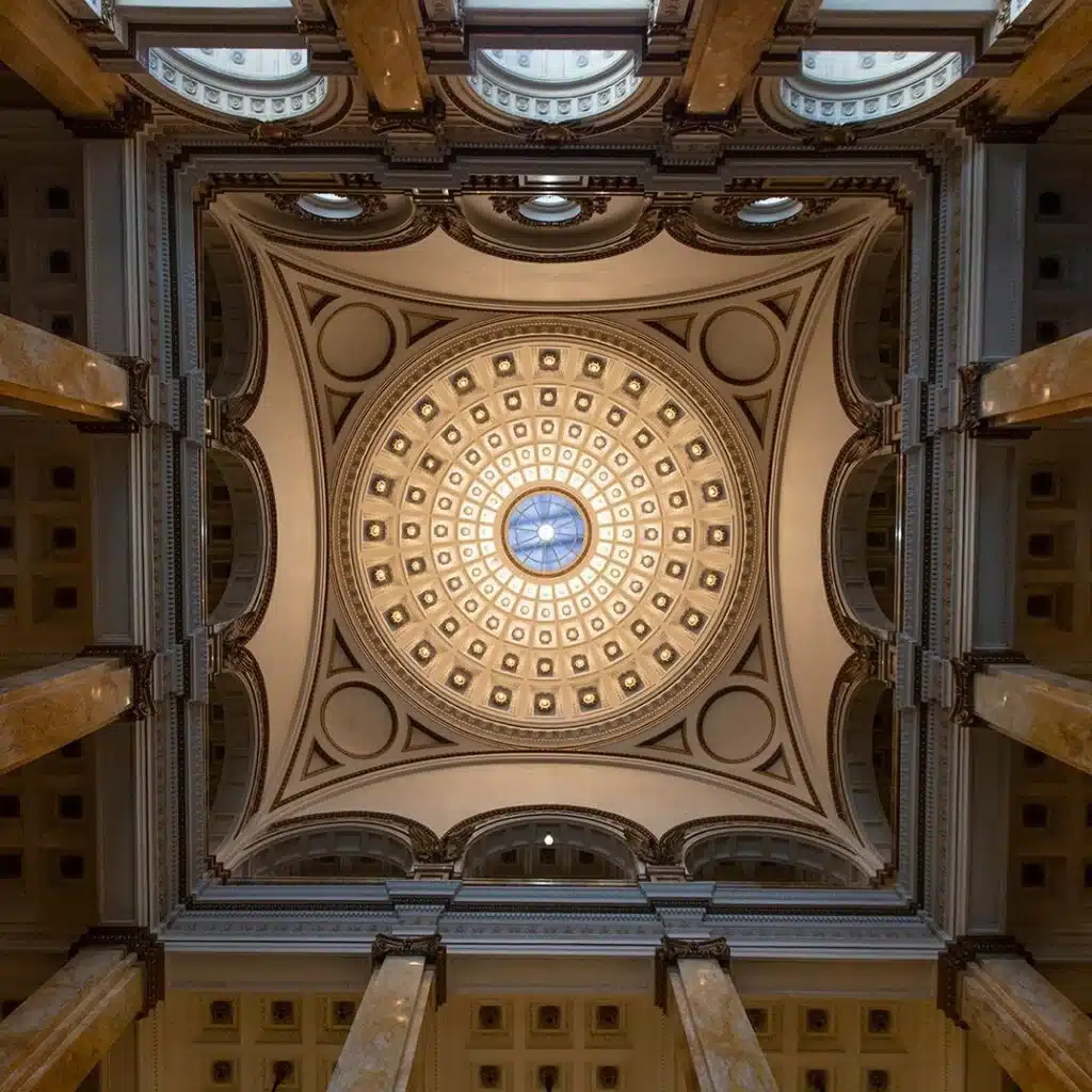 A ceiling with lots of decorative elements and columns