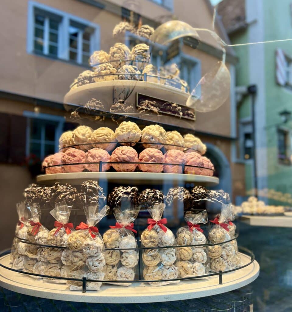 Stacks of traditional schneeballs in different flavors