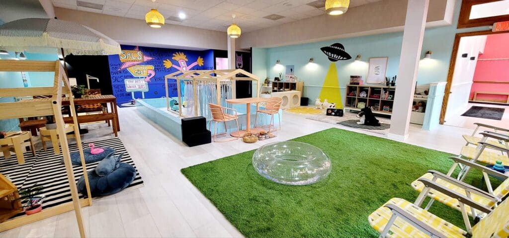 Indoor fun area at Taxi & Tide with lose parts play, lounge areas and tables and chairs.