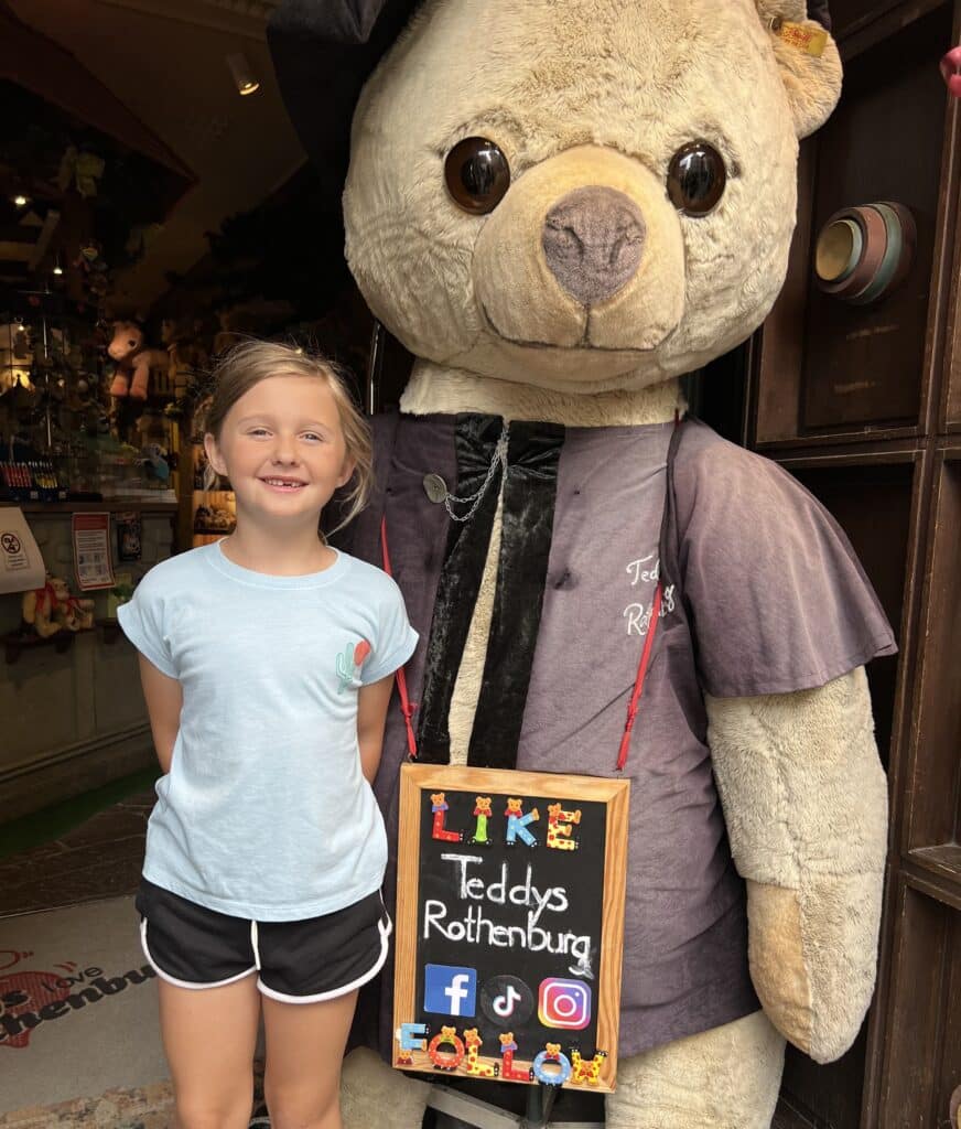 A young girl standing beside Teddys Rothenburg mascot