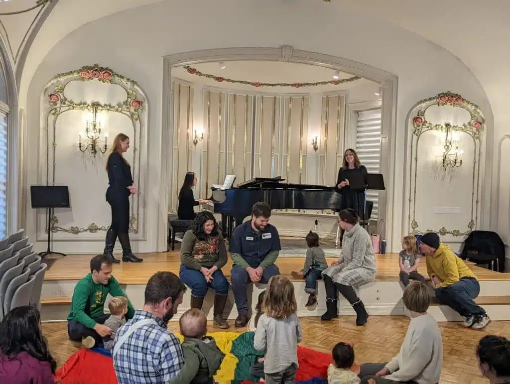 Children and parents enjoy an interactive music class with piano accompaniment 